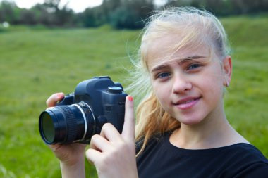 Genç fotoğrafçı ve refleks kamera