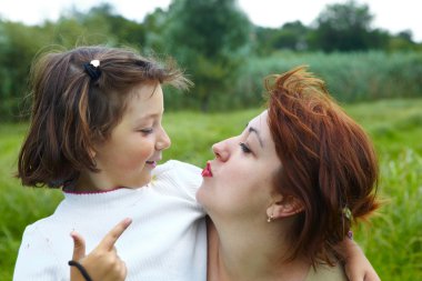 mutlu anne ve küçük kızı