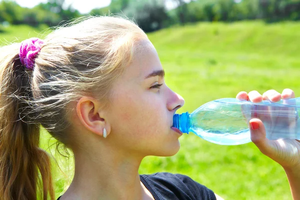 Ung flicka dricka vatten — Stockfoto