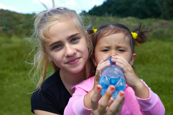 Children drink water — Stock Photo, Image