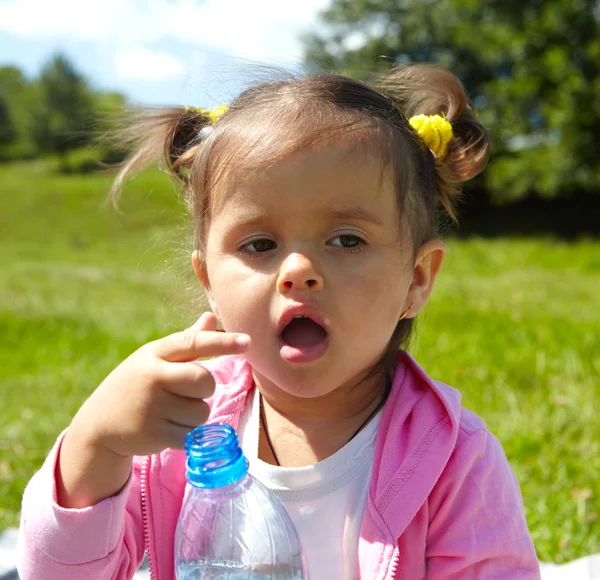 Criança bebe água — Fotografia de Stock