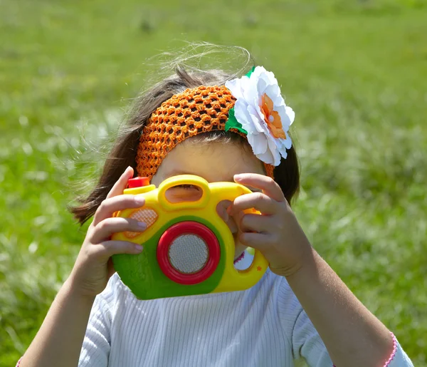 Junge Fotografin und Spielzeugkamera — Stockfoto