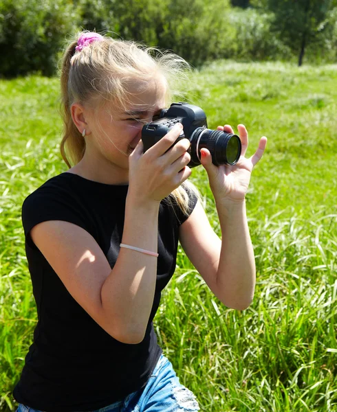 Νεαρό φωτογράφο και φωτογραφική μηχανή ρεφλέξ — Φωτογραφία Αρχείου