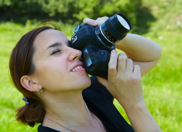 Γυναίκα φωτογράφος με κάμερα — Φωτογραφία Αρχείου