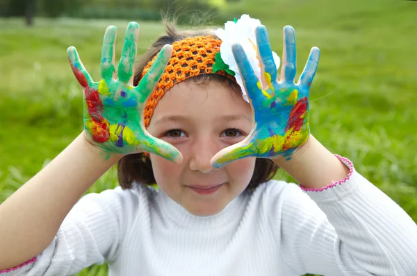 Little girl draws paints — Stock Photo, Image