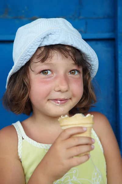 Petite fille manger de la crème glacée — Photo