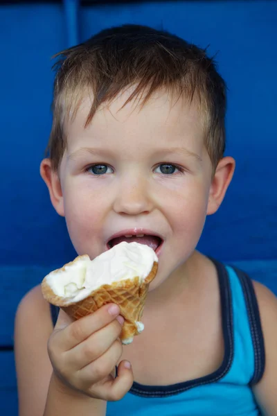 Malý chlapec jí zmrzlinu — Stock fotografie