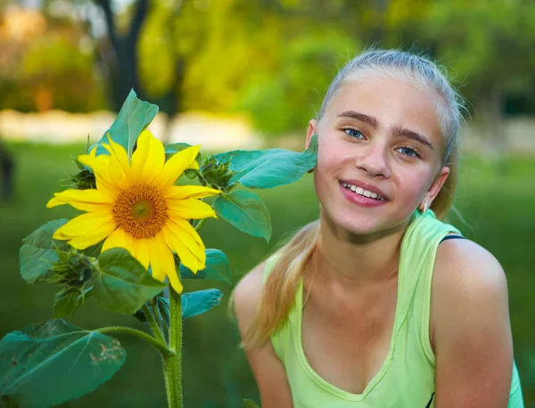 Jeune fille dans le jardin — Photo