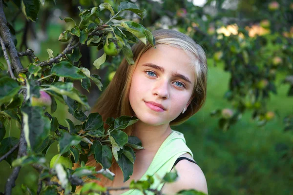 Jeune fille dans le jardin — Photo