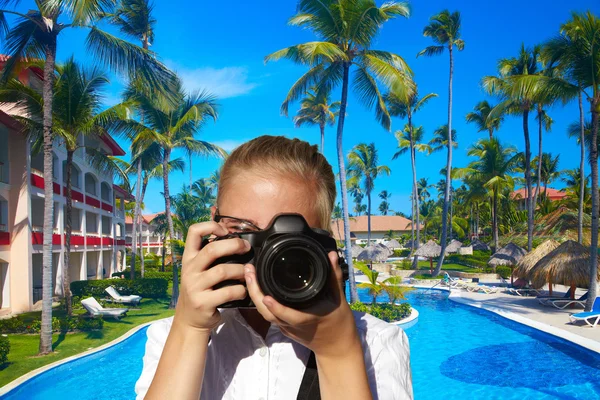 Jovem fotógrafo e resort tropical — Fotografia de Stock