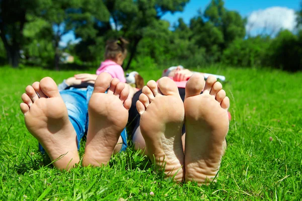 Famille allongée sur l'herbe — Photo