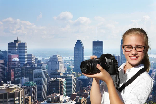 Joven fotógrafo y rascacielos — Foto de Stock