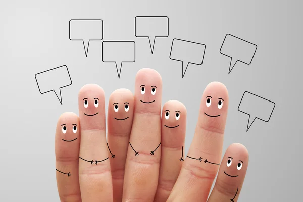 Glückliche Finger-Smileys mit Sprechblasen auf grauem Hintergrund — Stockfoto