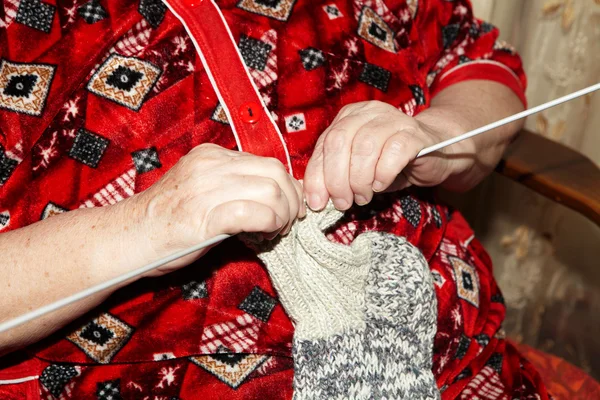 Mulher velha e roupas de tricô — Fotografia de Stock