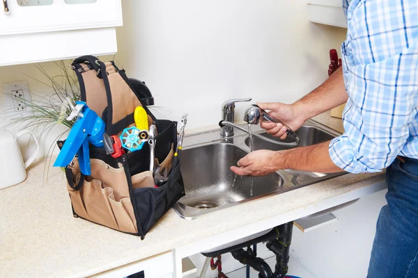 Fontanero en la cocina . — Foto de Stock