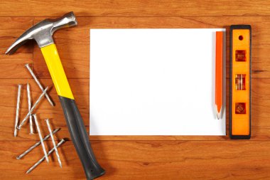 Ahşap zemin üzerinde inşaat araçları