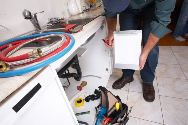 Klempner in der Küche. — Stockfoto