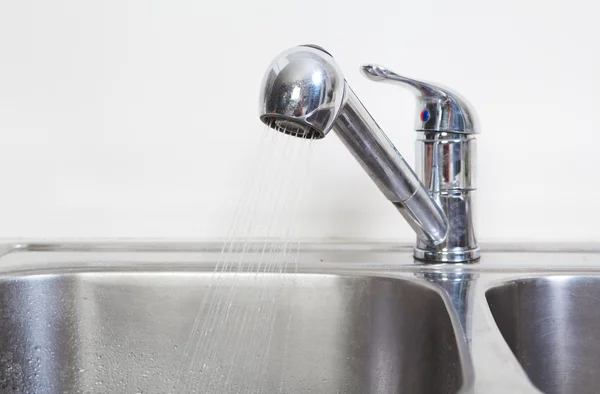 Wasserhahn und Spüle in der Küche. — Stockfoto