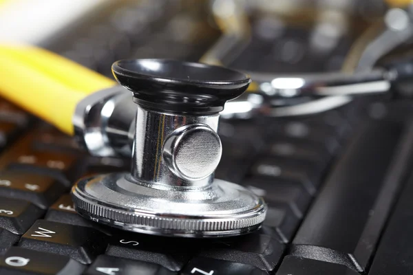 Stethoscope sur le clavier — Photo