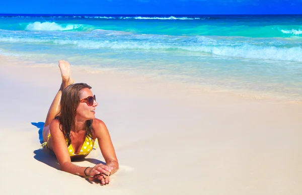 Frau im Bikini am Strand. — Stockfoto