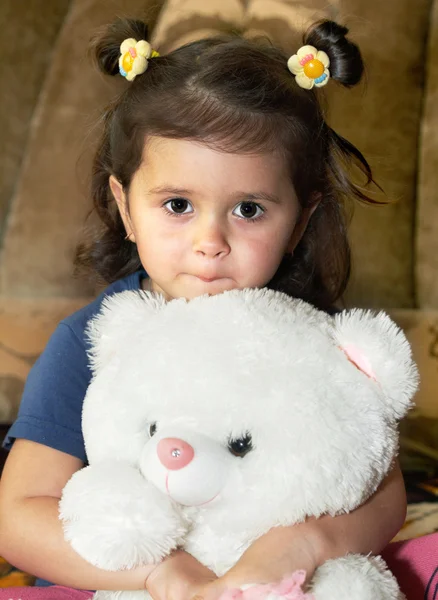 Petite fille et ours en peluche — Photo