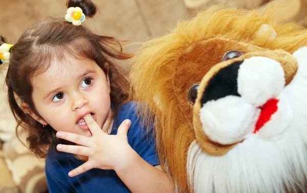 Μικρό κορίτσι και teddy λιοντάρι — Φωτογραφία Αρχείου