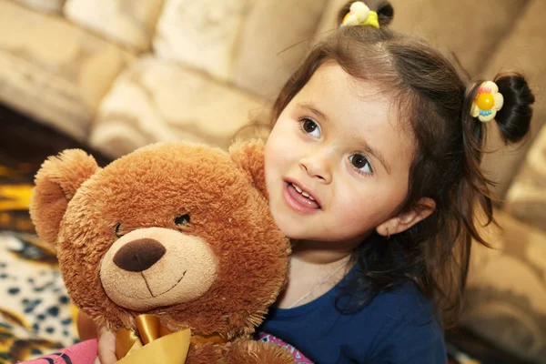 小女孩和泰迪熊 — 图库照片