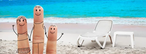 Familia feliz en la playa — Foto de Stock