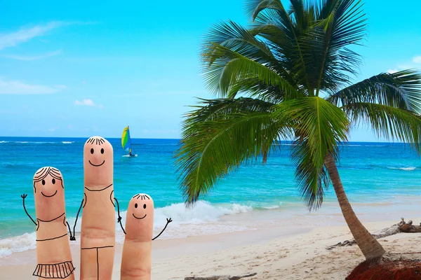 Feliz familia en la playa. Vacaciones exóticas — Foto de Stock