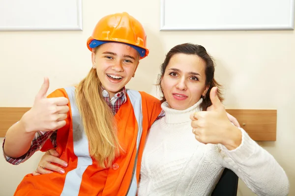 Young contractor with mother in office. Ok — Stock Photo, Image