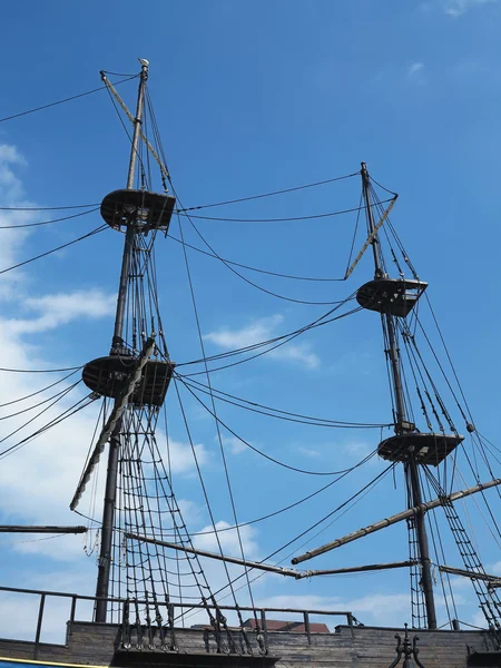 Stožáry a lanoví staré plachetnice nad modrá obloha — Stock fotografie