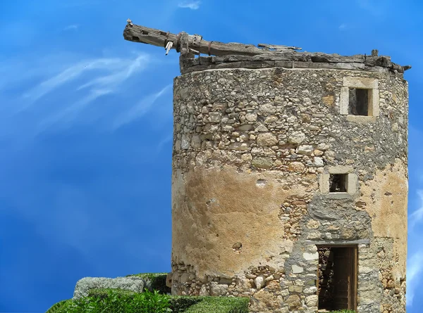 在蓝色天空背景下的旧老式大城堡塔 — 图库照片