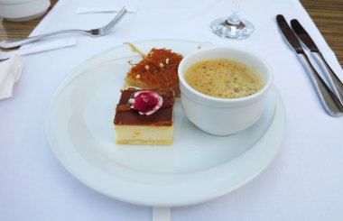 Kahve ile Türk tatlılar seved beyaz plaka üzerinde