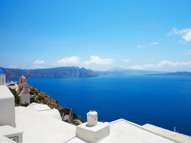 Romantik güzel cityscape ve Oia Santorini'de üzerinde mavi gökyüzü