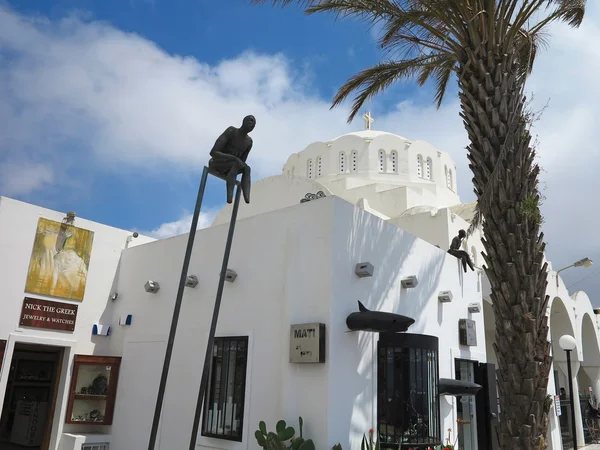 18.06.2015, Santorini, Grecia, Vista ortodoxa griega blanca de la iglesia — Foto de Stock