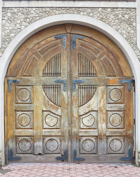 빈티지 세 벽돌 벽에 갈색 오래 된 목조 게이트 — 스톡 사진