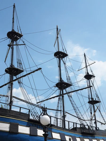 桅杆和索具的旧的帆船，在蔚蓝的天空 — 图库照片
