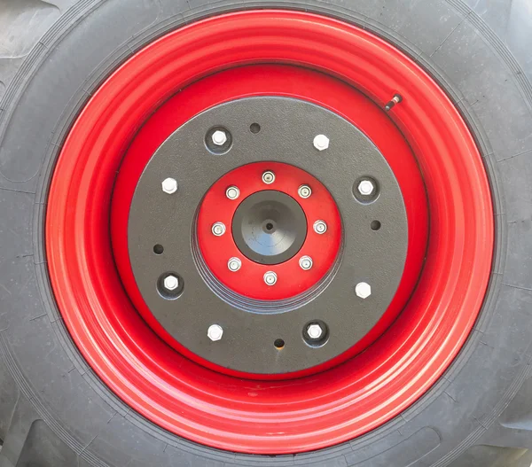 Νέα κόκκινο ελαστικών τρακτέρ ροδών λεπτομέρεια — Φωτογραφία Αρχείου