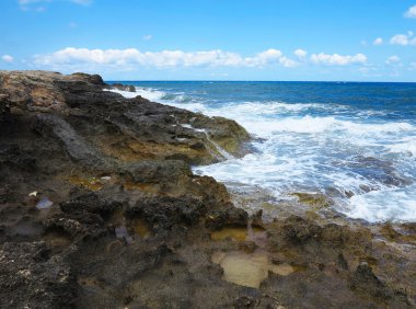 Rock kıyısında büyük dalgalar deniz ve Girit gökyüzü mavi