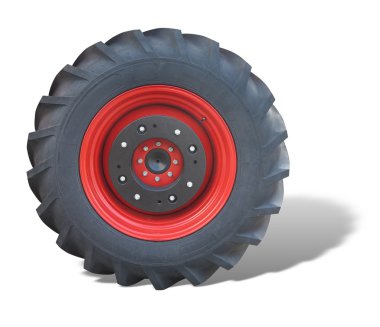 Traktör kırmızı lastik tekerlek üzerinde beyaz izole