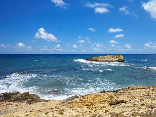 Tydlig azurblå havet vatten landskape och klippor nära Crete kust, Gree — Stockfoto