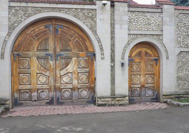 Vintage yaşında kahverengi eski ahşap kapı duvarında