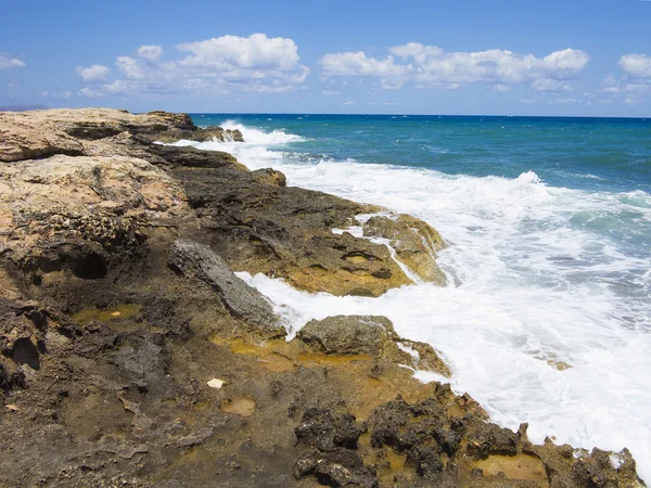 Stora vågor på rock kusten blå hav och himmel på Kreta — Stockfoto