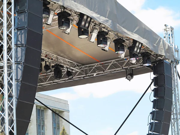 Estructuras de los proyectores de iluminación de escenario equipos y altavoces — Foto de Stock