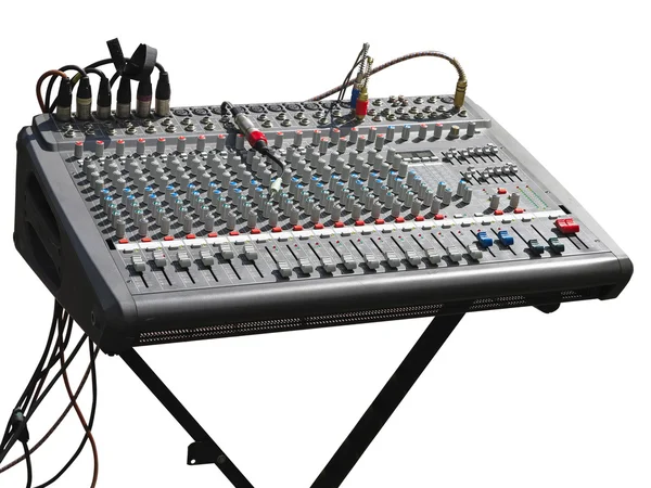 Scrivania console mixer elettronica con cavi isolati — Foto Stock