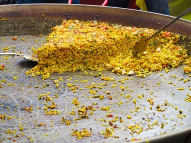 Paella dev karnavalda yapılan tava üzerinde