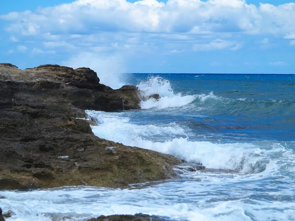 Grandes olas en la costa rocosa mar azul y cielo en Creta — Foto de Stock