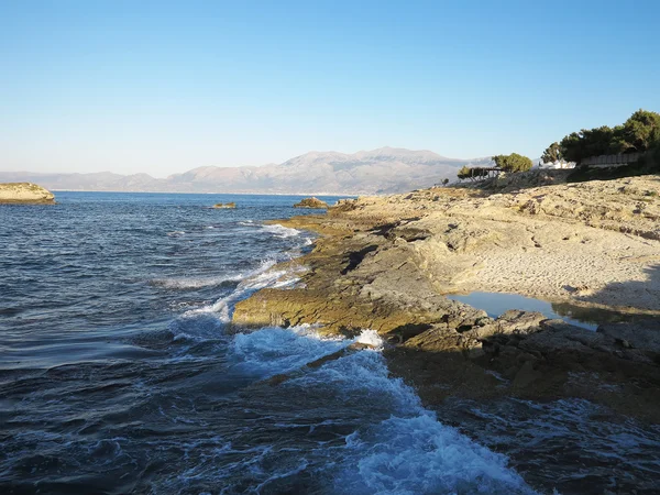 Limpar água do mar azul landskape e rochas perto da costa de Creta, Gree — Fotografia de Stock