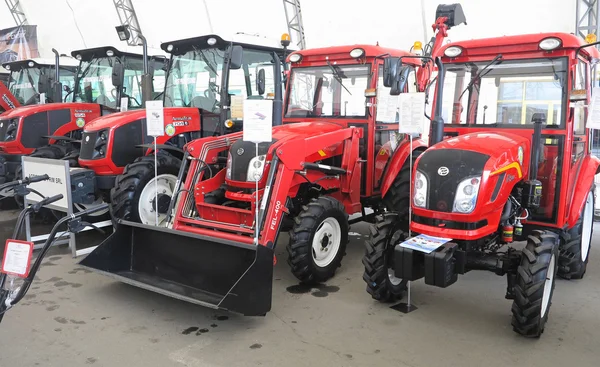 05.03.2016, Moldova, Chisinau: Nuevos tractores rojos potentes en agr — Foto de Stock