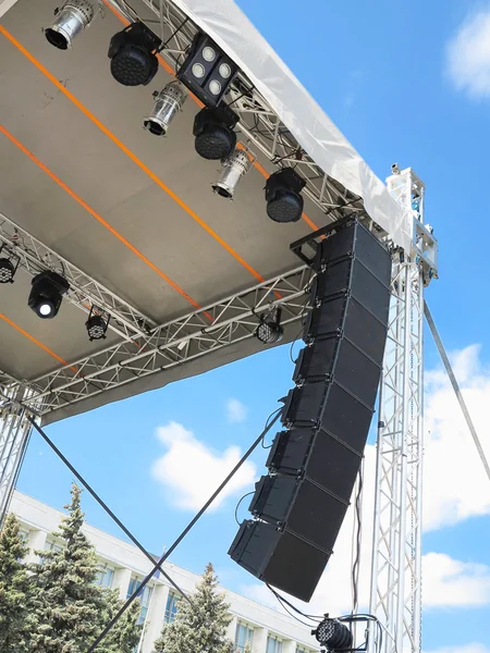 Structures of stage illumination spotlights equipment and speake — Stock Photo, Image